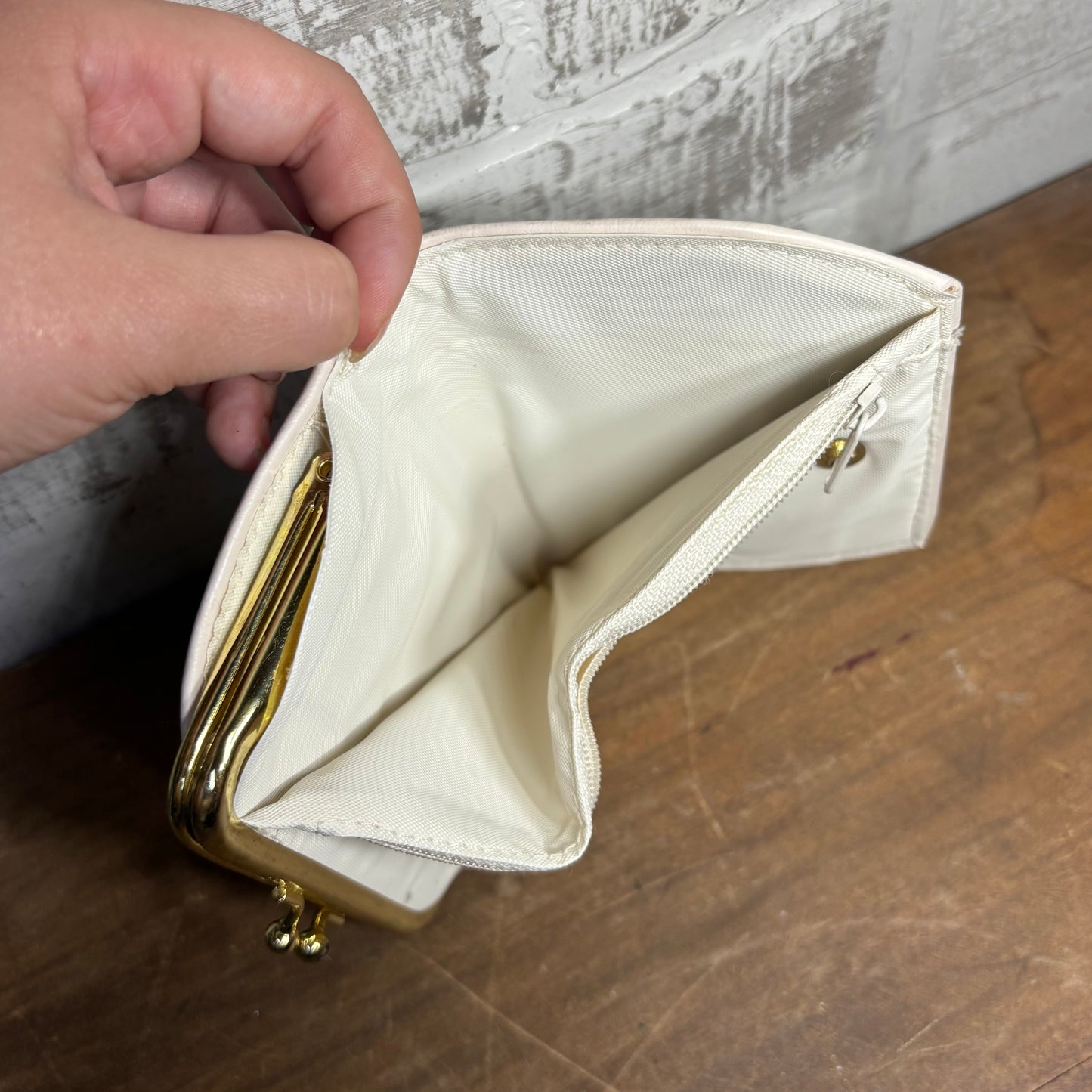 Vintage Kiss Lock Clasp White Coin Purse Wallet