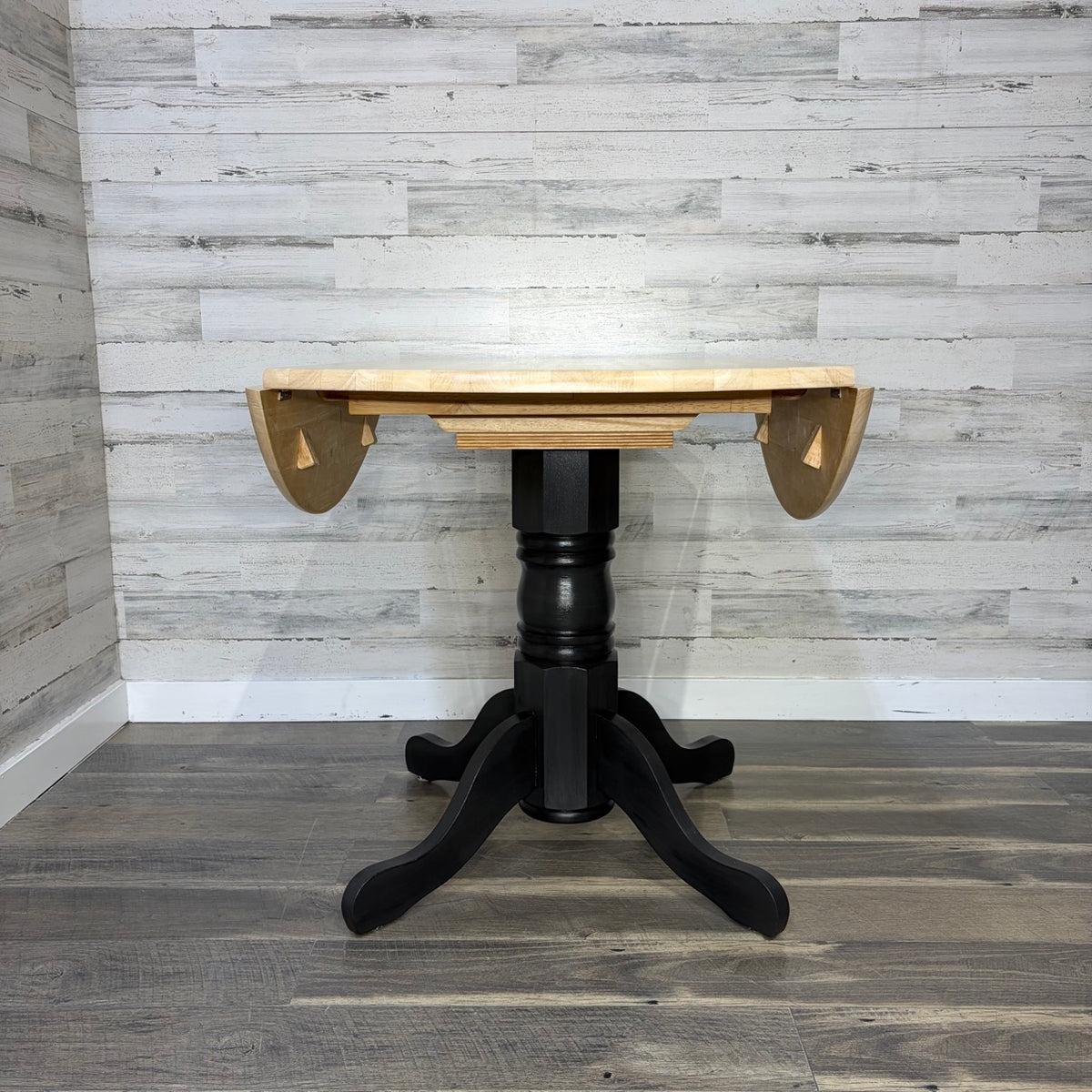 Table with both leaves down, front view