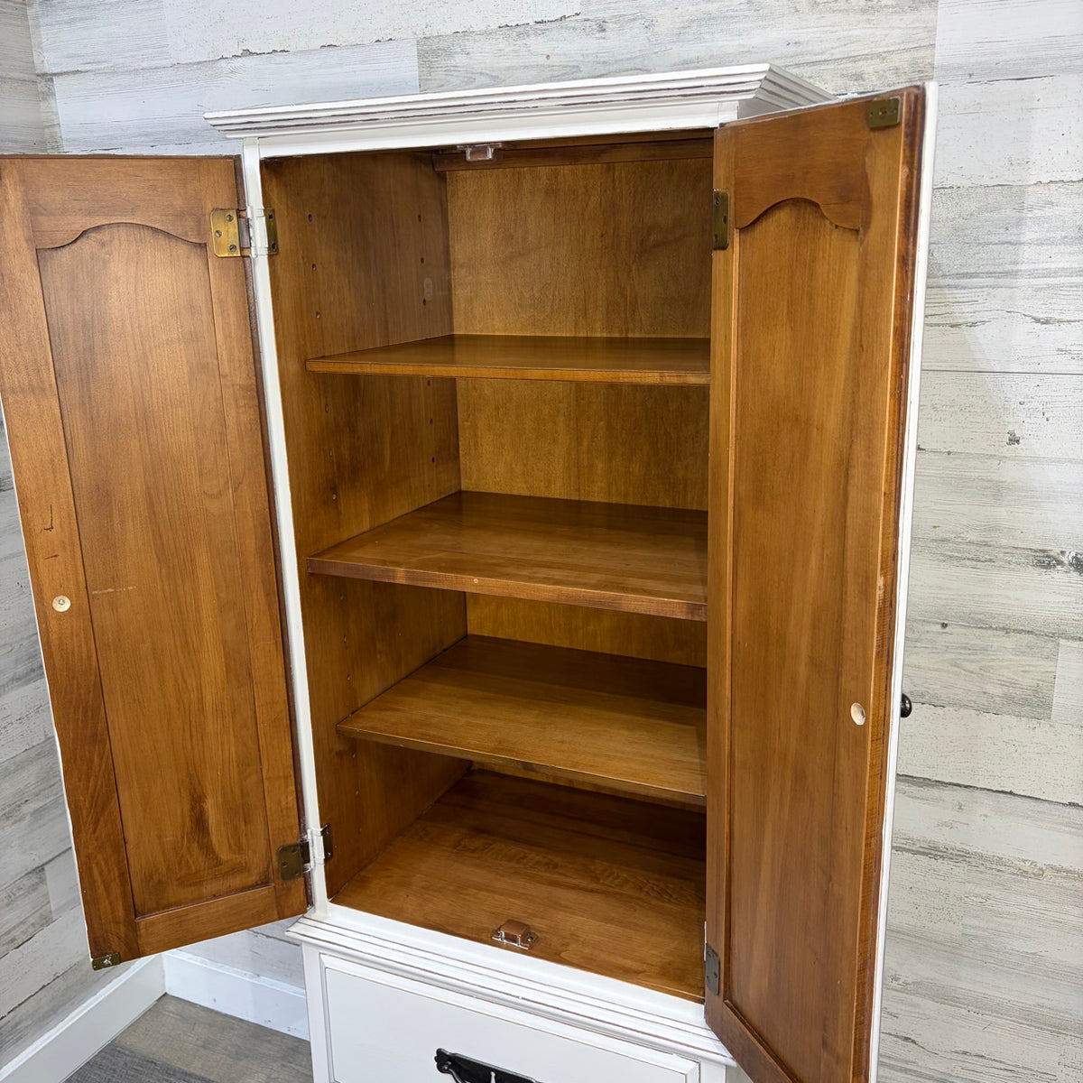 adjustable shelf interior detail
