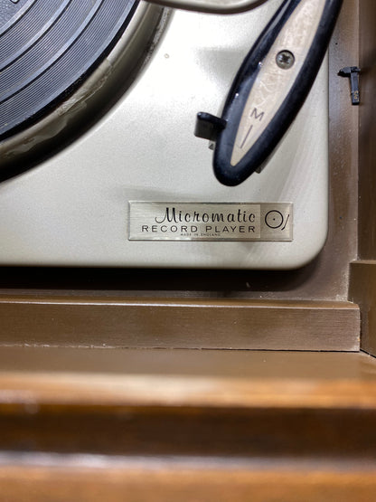 Vintage Magnavox Record/ Radio Cabinet