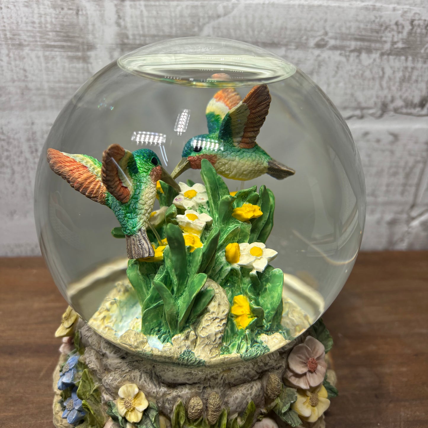 Hummingbird Snow globe