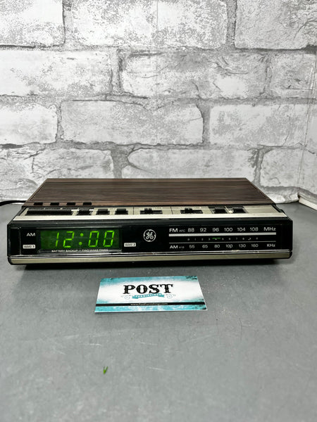 Vintage General Electric FM/AM Electronic Digital Clock Radio