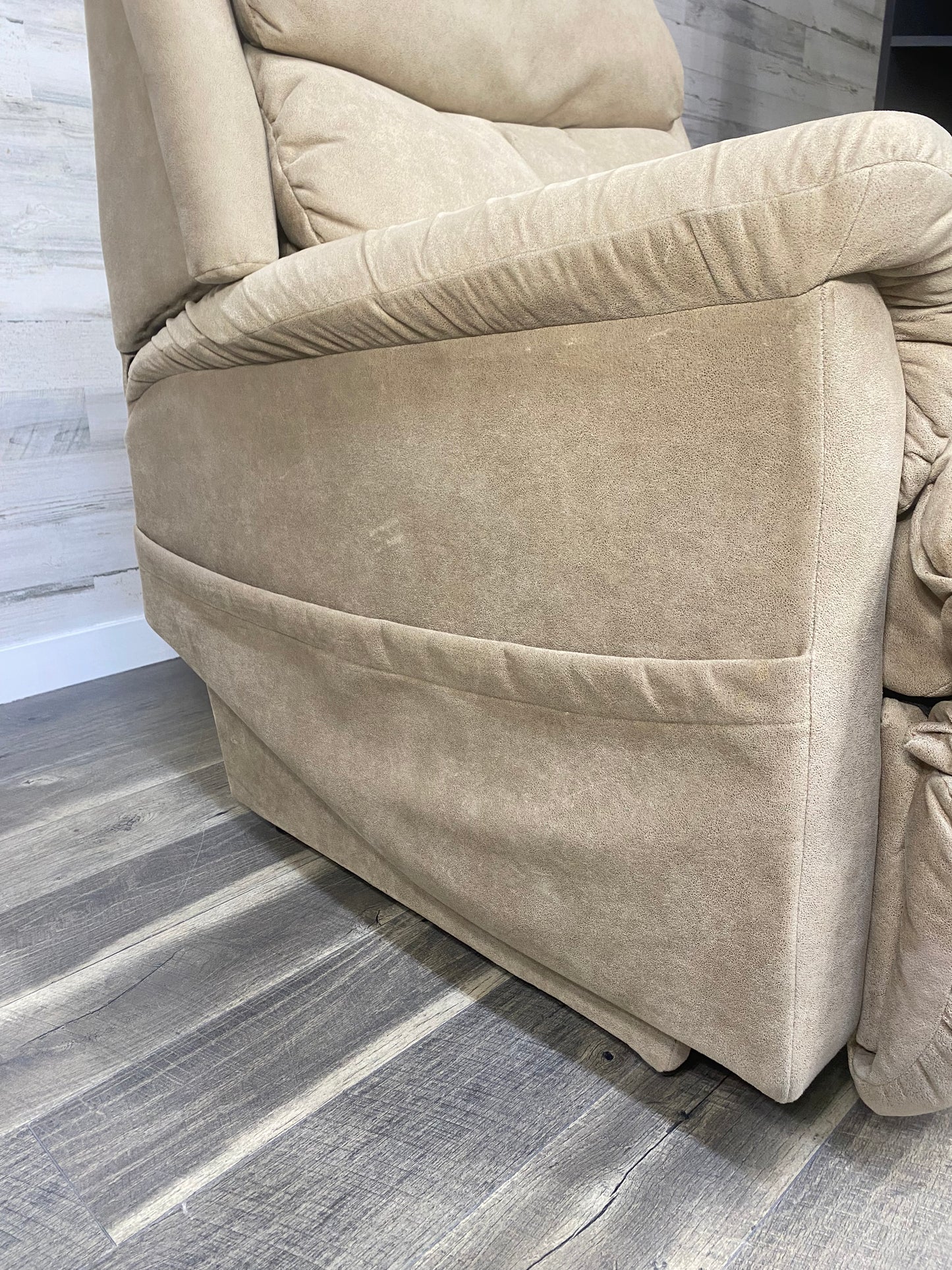 La-Z-Boy Reclining Lift Chair