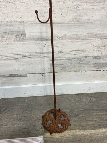 Rusty Wreath Stand