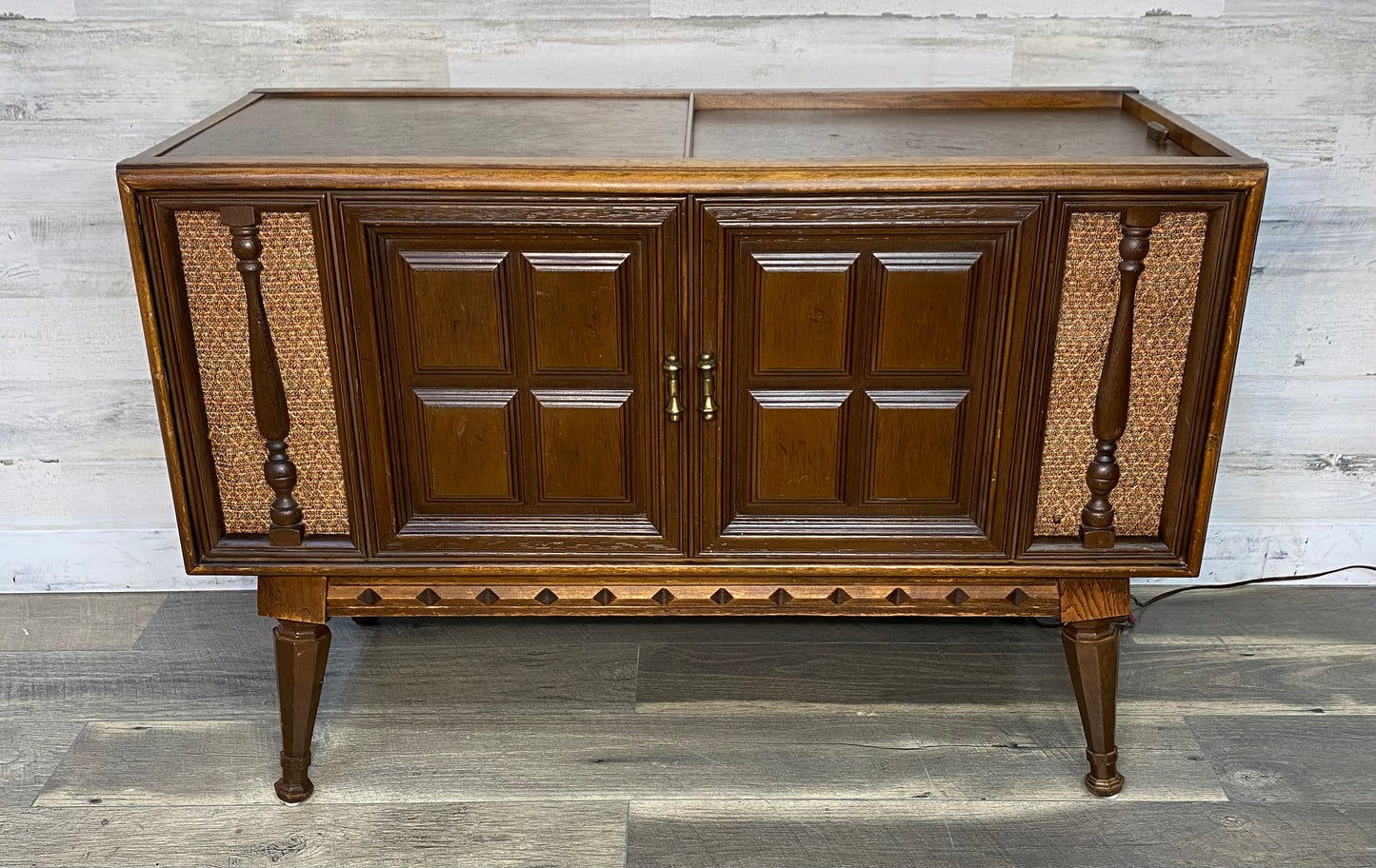 Vintage Magnavox Record/ Radio Cabinet