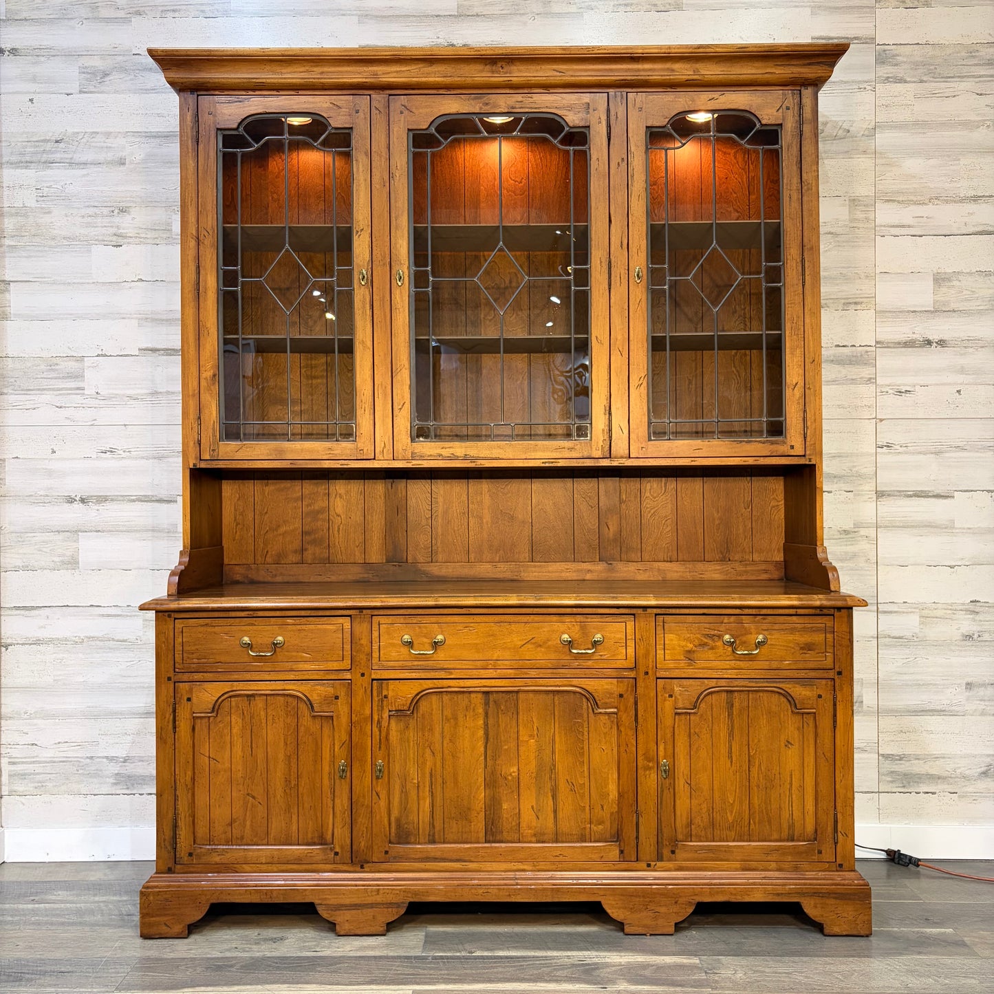 Ethan Allen Hutch Old World TreasuresStep
