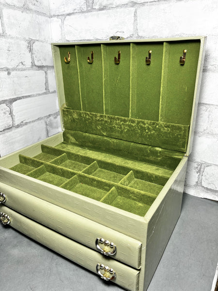 Large Green Lady Buxton Jewelry Box