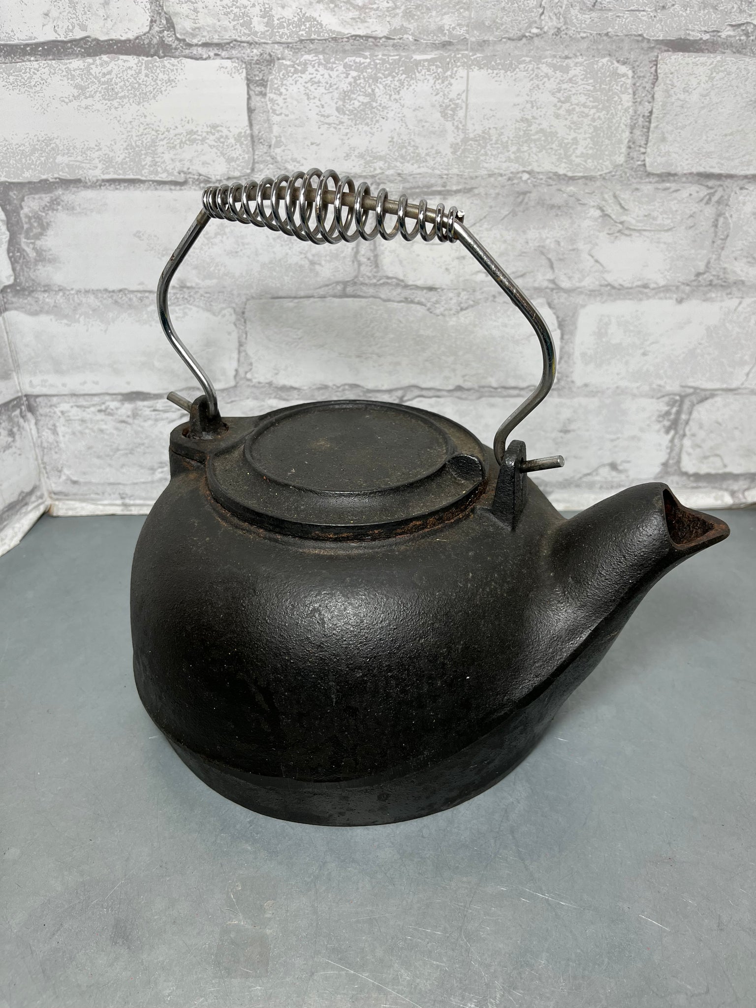 Antique Cast Iron Water Tea Pot Kettle w Swivel Lid Post Furnishings