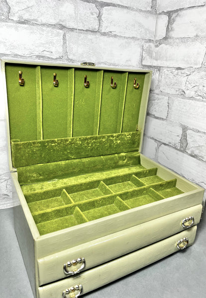 Large Green Lady Buxton Jewelry Box