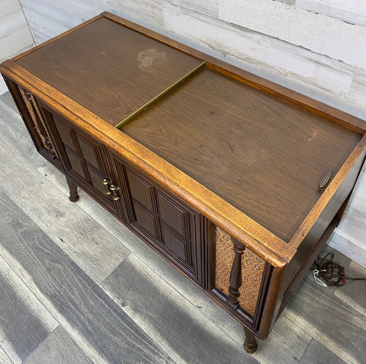 Vintage Magnavox Record/ Radio Cabinet