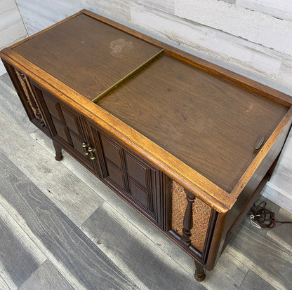 Vintage Magnavox Record/ Radio Cabinet