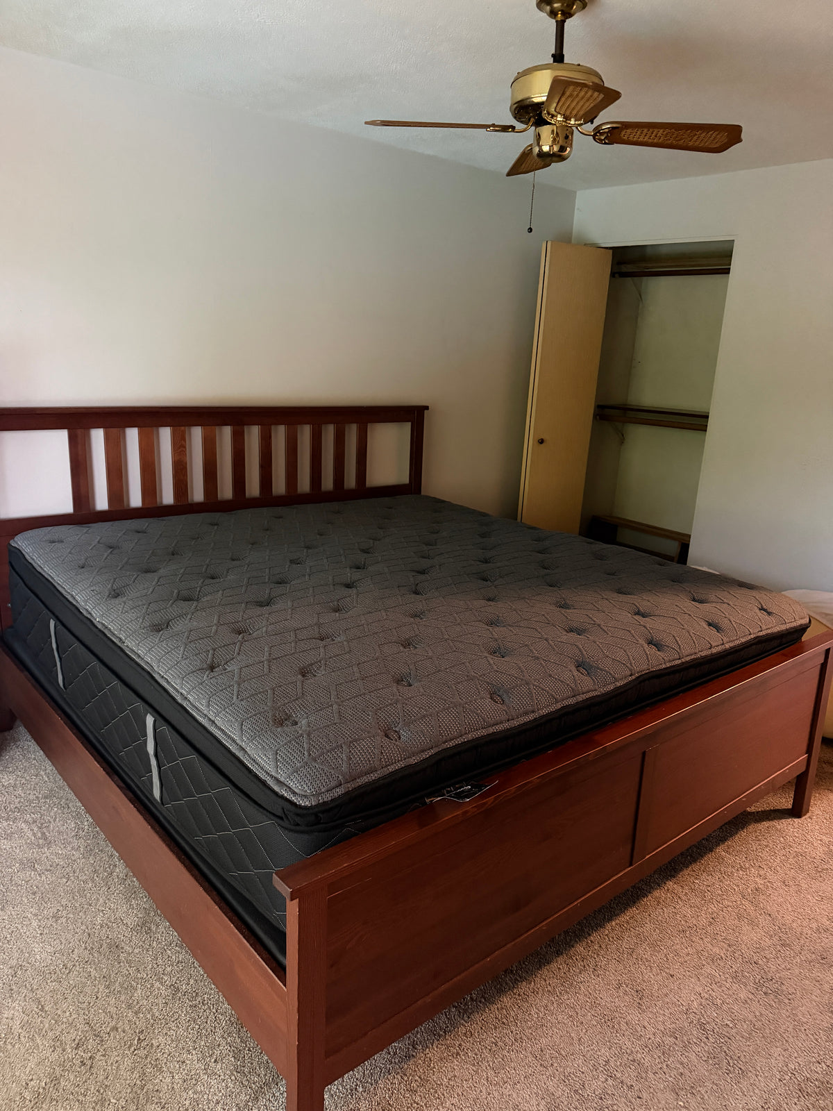 King Size Sealy Euro Pillowtop Mattress & Boxsprings