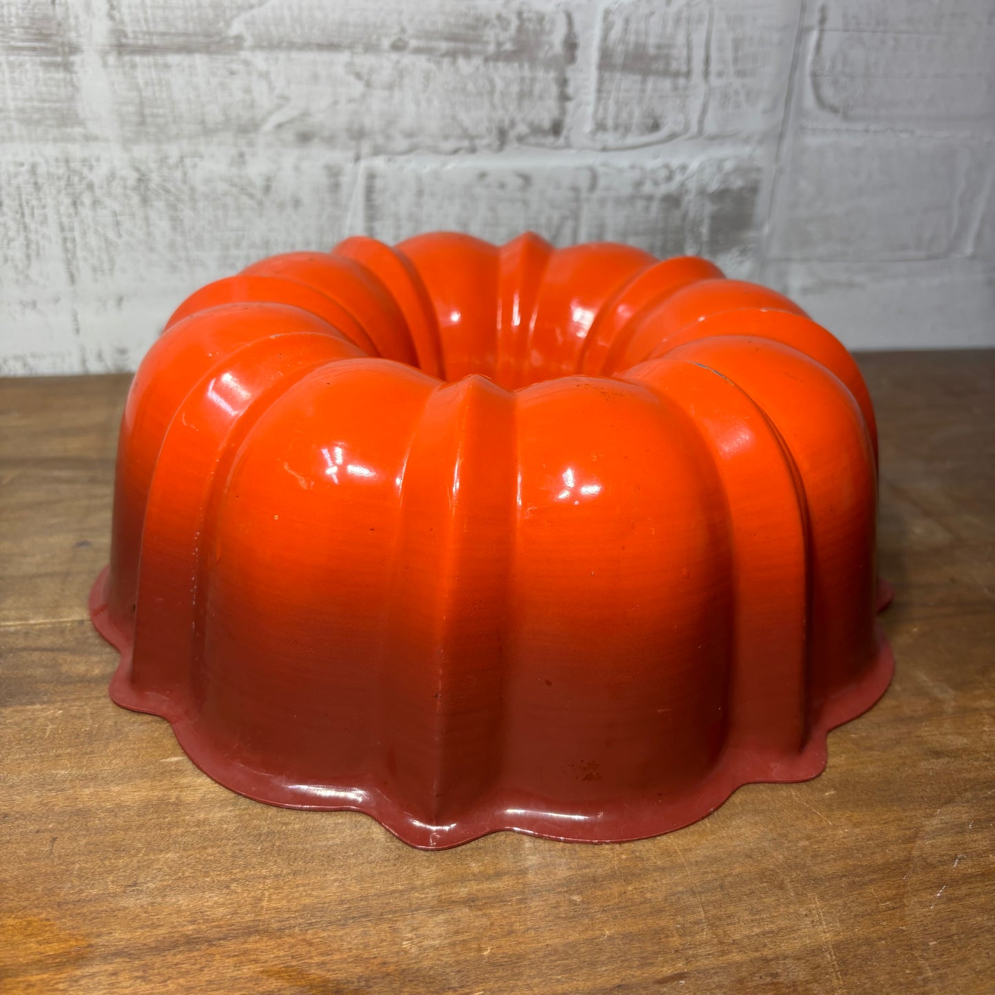 Vintage Bundt Ombré Orange Pan