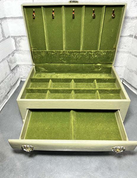 Large Green Lady Buxton Jewelry Box