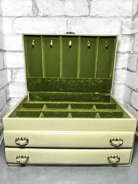 Large Green Lady Buxton Jewelry Box